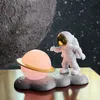 Astronaut actionfigurer Figurer Skulpturrum Dekorativ Spaceman -staty och Moon Model Night Light Ornaments for Kids Gifts 240223