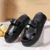 Slippers 2024 الصيف الجديد الحجم الكبير النعال المرأة متعددة الاستخدامات السميكة أسفل زر واحد الصلبة النعال غير الرسمية T240305