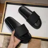 Slippers Slippersf رسالة مطبوعة من النعال الوحيدة السميكة مع إصبع القدم المعدني يرتدي شاطئًا واحدًا من الصنادل النسائية T240305