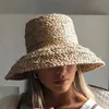 Chapéus de aba larga Bucket Chapéus Mulheres Verão Chapéu Retro Flat Drop Hat Brim Handmade Rafia Straw Hat Womens Outdoor Sunscreen Beach Straw Hat J240305