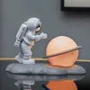 Astronaut actionfigurer Figurer Skulpturrum Dekorativ Spaceman -staty och Moon Model Night Light Ornaments for Kids Gifts 240223