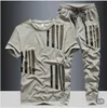 メンズトラックスーツ夏の新しいアイスシルクセットメンズサマーファッションブランドのためのメンズ用レジャースポーツウェアのためのメンズルーズパンツのための半袖TシャツJ240305