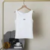 夏の女子タンクトップデザイナー、刺繍されたスレッドノースリーブキャミソールタンクトップラウンドネックスリムフィットトップロゴキントノースリーブTシャツハイラグジュアリーセクシーなシャツトップ