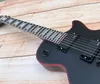 Niestandardowa gitara elektryczna, czerwone logo i opakowanie nadwozia, czarny matowy, czarny kaset EMG