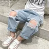 90 * 140cm Moda Autunno Estate Bambini Pantaloni con foro Bambini Ragazzo Bello Strappato Patch Jeans Pantaloni per ragazze Indossati per allentati 240227