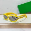 2024 Óculos de sol de designer de moda legal para homens Oval quadro de ruas fotografia de rua para mulheres luxuosas de luxo com óculos de sol para os olhos com caixa BV1211s