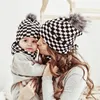 Berets outono inverno pai-filho chapéu de malha cachecol conjunto senhoras bebê vermelho branco preto xadrez bola de pelúcia decoração quente boné neckerchief