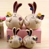 Rustykalna dekoracja królika, dekoracja żywicy wielkanocnej, gruby królik, który wybiera kwiaty, miłośnik królików, kreatywny prezent, Wielkanoc