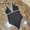 Koszyt z trójkąta koloru solidnego dla kobiet NS Internet Czerwony czarny backless Swimsuit