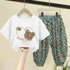 Conjuntos de roupas verão bebê menino meninas roupas criança algodão coração impressão t-shirts calças terno dos desenhos animados urso topo e botão conjunto crianças loungewear