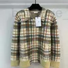 Tricots pour femmes Tees Marque de créateurs Début du printemps Nouveau Nanyou Ce Exquis et durable Col doux Plaid Couleur contrastée Poche zippée Veste tricotée polyvalente U6C1