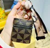 Nyckelringar 11Style Lipstick Bag Keychains Letter Silk Scarf Chains Ring Fashion Design Pu Leather Coin Purse Case Pendant Keyring Charm smycken för män Kvinnliga gåvor