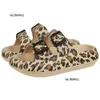 Leopard Soft Sole Kudde tofflor för kvinnor Double Buckle Thick Platform Moln Sandaler Sandaler Kvinna Summer Non-Slip Flip Flops