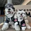 Vêtements pour chiens Noir Blanc Veste en cuir Vêtements Mode Zipper Stripe Petits vêtements Chat Cool Épais Confortable Articles pour animaux de compagnie En gros