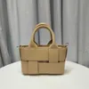 Trendige Einzeltasche für den Sommer 2024, echte Nischen-High-End-modische gewebte Handtasche aus Leder, Damen-Umhängetasche, Damen-Geldbörsen, Clutch-Taschen, Luxus-Handtaschen