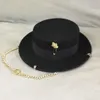 Zwarte Fedora voor dames Vilt goud Chian bloem broche schipper hoed platte Pork Pie stijl brede rand hoed verstelbare klassieke feesthoed 210219f