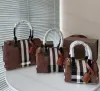 Kontrollerad handväska stor kapacitet tygväska kvinnor axel handväska lapptäcke färg canvas äkta läder hasp lady crossbody väskor avtagbart rem dubbelhandtag