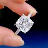 2024 Top Verkoop Luxe Sieraden Trouwringen Handgemaakte Echte 100% 925 Sterling Zilveren Kussen Vorm 10*10 MM Witte Moissanite Diamant Edelstenen Party Vrouwen Bruidsring