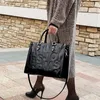 Lüks çantalar büyük kadın çantalar tasarımcı güzel harf yüksek kapasiteli moda seyahat omuz 240301 için crossbody