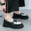 Mocassini con nappe fatti a mano da uomo in pelle con suola spessa Scarpe slip-on da uomo alla moda Scarpe da lavoro da uomo per incontri formali 240304