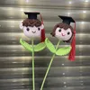 装飾的な花手作りのDIYかぎ針編みの織り込まれた卒業人形ブーケ男の子の女の子のバレンタインデーギフト装飾の小道具