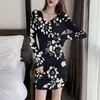 Robes décontractées Printemps Automne Col V Mode À Manches Longues Mini Robe Femmes High Street Slim Serré Floral Impression Robes