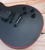 Anpassad elektrisk gitarr, röd logotyp och kroppsförpackning, svart matt, svart EMG -patron