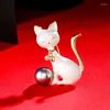 Broszki 1pc moda czarna biała kota kota ze stopu emaliowanego broszka