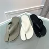 Tabi Split Toe Slippers for Women Leisure Slip On Top Mode Högkvalitativ lyx varumärke Slides Beach Vacation