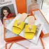 Slippers Ladies Flats Shoes New 2023 Hardware Eagle Heage Diamond Liwaid Line Line Color مطابقة كبيرة أسفل كلمة واحدة مقطورة T240305