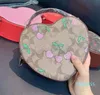 2024 Pink Heart Girly Small Square Shoulder Bag Fashion Love Women Tote Purse Handväskor Kvinnlig kedja Topphandtag Messenger Väskor gåva