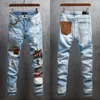 Mäns jeans 20SS Högkvalitativa herrdesigner Distresserad Italien Style Motorcykelcyklist denim Pants Rock Skinny Ripped Hole Stripe Famous Brand Hip Hop Jean 240305