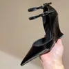 Sexig spetsig tå kvinnor kilar häl sandaler landningsbanor designer högkvalitativ patent läder sommar ny anländer vintage stil två bälten kvinnliga sandaler