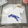 Mode flickor pojkar t-shirt ridmönster baby tshirt storlek 100-150 cm designer barn kläder sommar barn kort ärm tees 24mar