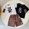 Baby Kids Tshirts Shorts Set Designer Bear Toddler Boys Girls Clothing Set kläder Summer White Black Brown Pants Luxury Tracksuit Yo4n6w#