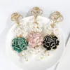 Ny trendiga modeins -lyxdesigner Pretty Camellia Flower Mutli Pearls Tassel Bag Charms Keychains for Women Girls259V