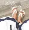Tabi Split Toe Slippers for Women Leisure Slip On Top Mode Högkvalitativ lyx varumärke Slides Beach Vacation