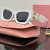 Gafas de sol de lujo Miuity Miu Diseñador para mujeres Hombres Gafas Goggle Carta Playa Sol Piernas de metal Mu Diseño SMU09WS