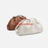 Läder Cluth -väskor Botteg Veneta Pouch Bag Hong Kong Inköpsagent Yunduo Bag For Womens French Nisch Pleated Dumplings Bag Ny Leather Soft Leatheravave Logo HB16