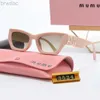 Óculos de sol New Trendy Miu Designer Borboleta Rosa Mulheres Cat Eye Retro Premium Sun Óculos Homens Proteção Moda Eyewear Shades UV400 Party Sunglass 240305