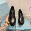 Diseñador de moda Zapatos de lujo Prads Mocasines de cuero triangulares Zapatos de vestir clásicos para hombre y mujer Zapatos de cuero pequeños de estilo británico con suela gruesa Zapatos casuales al aire libre