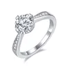 Fabryka Bezpośrednia sprzedaż Wysokiej jakości serce Four Prong Moissanite Stone 925 Srebrny ślub pierścionki zaręczynowe Kobiety