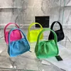 Fashionabla och trendiga logotyp Print Classic DrawString Stängning Ribbed Handbag Nylon Shoulder Bags High-End Luxury Handbags Women's Solid Color mångsidig