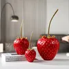 Simulering Strawberry Fruit Display Harts Crafts Gold Strawberry Figurin Dekorativa figurer Hemdekorationstillbehör 240222