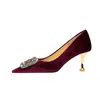 Klasik Tekne Yüksek topuklu ayakkabılar elbise tasarımcısı ayakkabı kalın topuk yüksek topuklu metal düğmesi sivri harfli kadın ayakkabılar elmas kare toka boyutu 3442 us4-us11 ile 97109 s