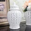 Garrafas de armazenamento Jarra geral de porcelana branca europeia com tampas ocas artesanato tanque de cerâmica flor artificial vaso floral decorativo