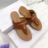 Pantoufles 2022 nouvelles sandales pour femmes petites pantoufles de serrage à chevrons TF sandales décontractées chaussures plates populaires T240305