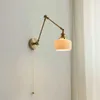 Lampada da parete IWHD in stile giapponese Lampada da parete a braccio lungo in rame Sconce Interruttore a catena accanto alla camera da letto Luce scale Paralume in ceramica Lampada a bacchetta LED