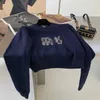 Designer Famiu Family Camicia lavorata a maglia piccola fragranza per donna 23 Nuovo girocollo corto con punti metallici con lettera in vita Pullover Top D1VQ