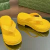 2024 Designer Luxury platform Flip-Flop Slide Slippers Dames 100% Leather Pure Color Beach zachte zolige niet-slip sandalen Ladys Outdoor Wearproof Sponge Shoes Maten 40